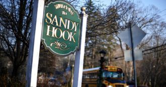 Copertina di Usa, il produttore di armi Remington risarcirà i familiari dei morti nella strage di Sandy Hook con 73 milioni: è la prima volta nella storia