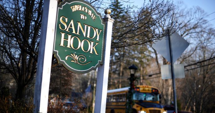 Usa, il produttore di armi Remington risarcirà i familiari dei morti nella strage di Sandy Hook con 73 milioni: è la prima volta nella storia