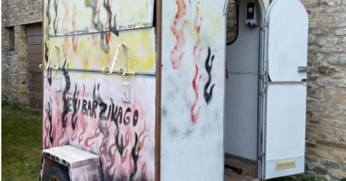 Domeniche Bestiali – Serve urgentemente un bar, apriamolo in un box per cavalli. Hai perso il gatto? Cercalo in campo