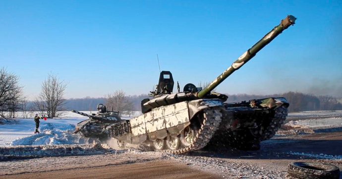 Ucraina, la Russia annuncia la fine delle esercitazioni militari. Zelensky: “Non è un ritiro di truppe ma un avvicendamento”