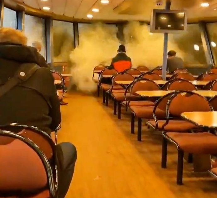 La forza dell’onda distrugge il vetro del traghetto: panico tra i passeggeri nel porto di Amburgo – Video