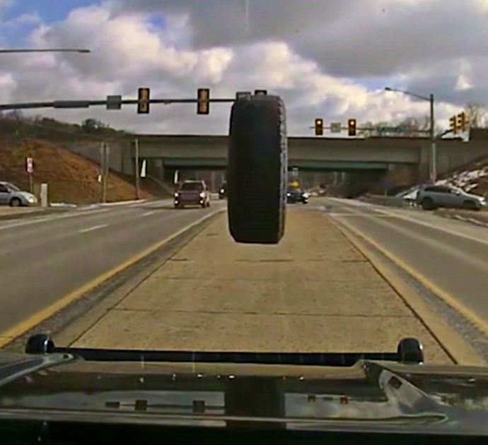 Pneumatico si stacca dal pick-up e colpisce il parabrezza dell’auto della polizia – Video