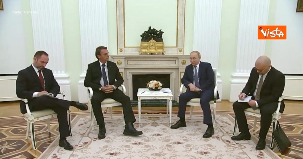 Russia, Putin riceve Bolsonaro al Cremlino: via il maxi-tavolo. I due siedono vicini – Video