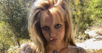 Copertina di Britney Spears, nuova foto nuda nella vasca da bagno: “Mi piace su*******e”. I fan sempre più preoccupati: “Ha toccato il fondo”