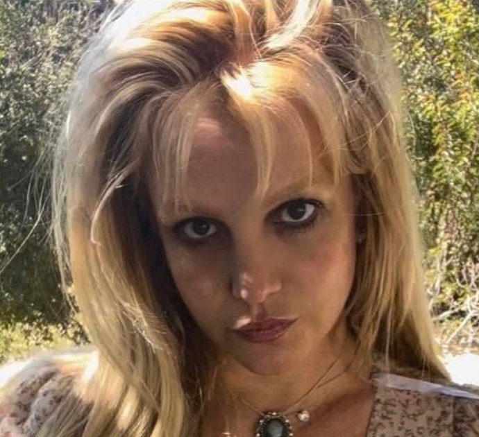 Britney Spears, nuova foto nuda nella vasca da bagno: “Mi piace su*******e”. I fan sempre più preoccupati: “Ha toccato il fondo”