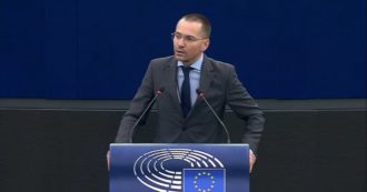 Copertina di Europarlamentare bulgaro fa il saluto fascista in Aula e insulta il collega Gozi. Metsola: “Inaccettabile, offende me e tutta l’Europa” – Video