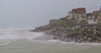 Copertina di La tempesta Eunice raggiunge la costa settentrionale della Francia: la polizia blocca gli accessi alle spiagge – Video