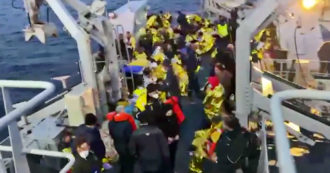 Copertina di Incendio sul traghetto Euroferry, le immagini del rogo e del salvataggio da parte della Guardia di finanza – Video