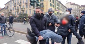 Copertina di Milano, studenti bloccano il traffico in Porta Venezia: agenti della Digos li portano via di peso – Video