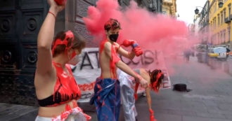 Copertina di Napoli, studenti si versano vernice rossa davanti alla sede del Pd: “Avete le mani sporche di sangue” – Video