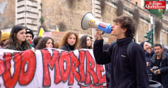Copertina di Roma, studenti contro l’alternanza scuola-lavoro: ”Bianchi e Lamorgese dimettetevi”. Lancio di uova e tensione con la polizia. Il videoracconto