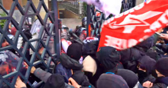 Copertina di Torino, studenti cercano di entrare nella sede di Confindustria: scontri con le forze dell’ordine – Video