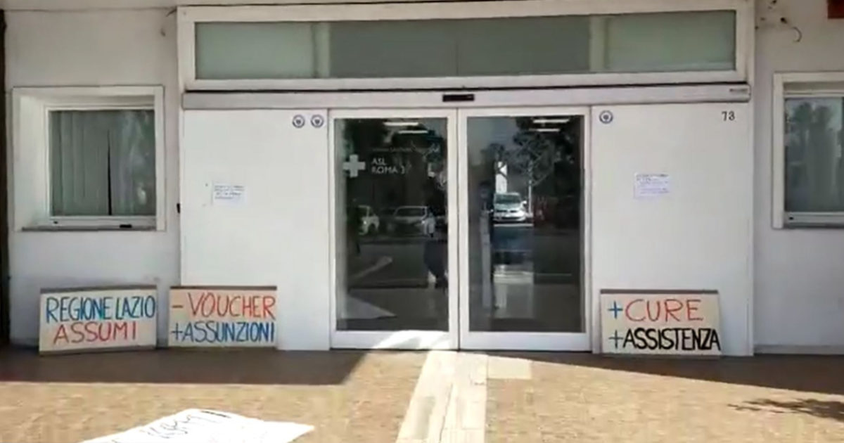 Roma, alla Asl non ci sono più specialisti: a rischio l’assistenza ai bimbi con disabilità. Le famiglie chiedono assunzioni: “Siamo abbandonati”