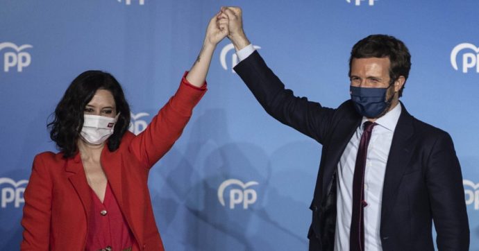 Spagna, gli affari sulle mascherine fanno scoppiare una guerra nei Popolari: “280mila euro al fratello della governatrice di Madrid”
