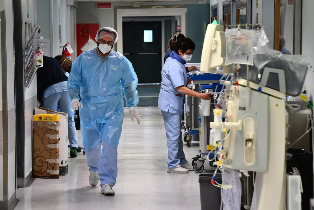 Genova, l’ospedale San Martino sospende per tre mesi gli interventi chirurgici programmati: manca personale
