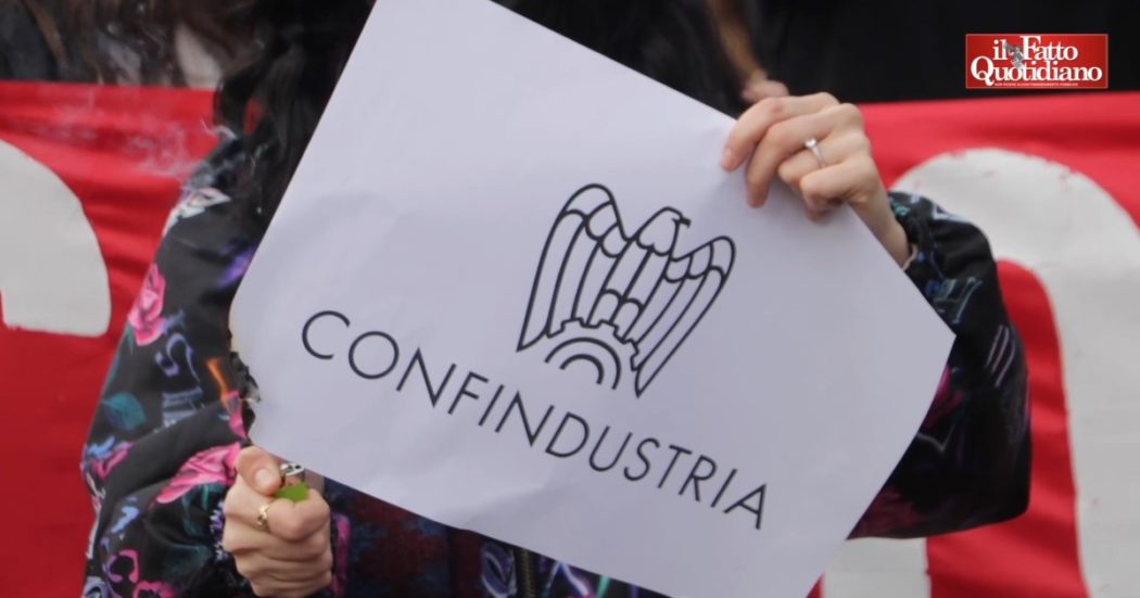 Alternanza scuola-lavoro, a Milano gli studenti bruciano i loghi di Confindustria: “Con Bianchi solo ‘finto dialogo’, si dimetta” – Video