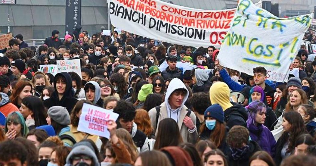 Alternanza scuola-lavoro, i cortei da Roma a Milano: “Bianchi dimettiti”. Tensioni a Torino: studenti respinti davanti alla Confindustria