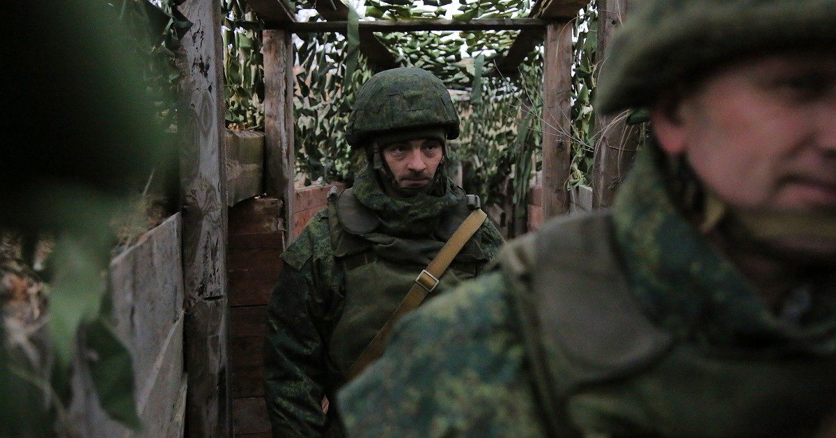 Ucraina, Biden: “Sono convinto che Putin ha deciso di invadere”. Mosca: “Fake news che fanno sorridere”. I leader separatisti di Donetsk e Lugansk ordinano l’evacuazione: 22 km di coda al confine