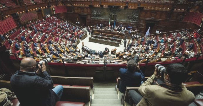 Draghi costretto all’ultimatum. Ma i partiti: “Cambia metodo”