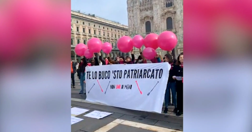 Milano, Non una di meno contro la violenza di genere: “Basta obiezione di coscienza e ingerenza cattolica nelle questioni come l’eutanasia”