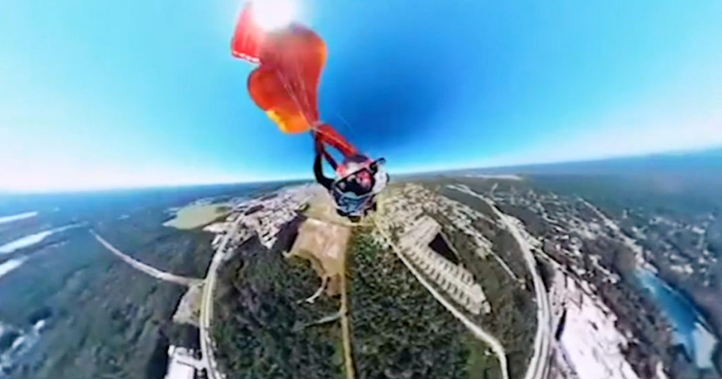 Il paracadute non si apre, lui cerca di districarlo mentre è in caduta libera: il video da brividi