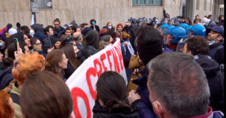 Copertina di Milano, gli studenti contrari al green pass in corteo per una “università libera”: bloccati dalla polizia – Video
