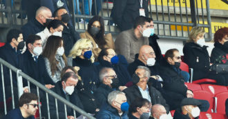 Copertina di Berlusconi di nuovo allo stadio a Monza (con bacio a Marta Fascina): ma tre giorni fa non è comparso al processo per “motivi di salute”