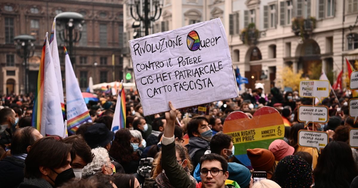 Schwa, la sperimentazione linguistica come fatto politico: “Così emergono altre soggettività”. “Reazione all’oppressione di genere”
