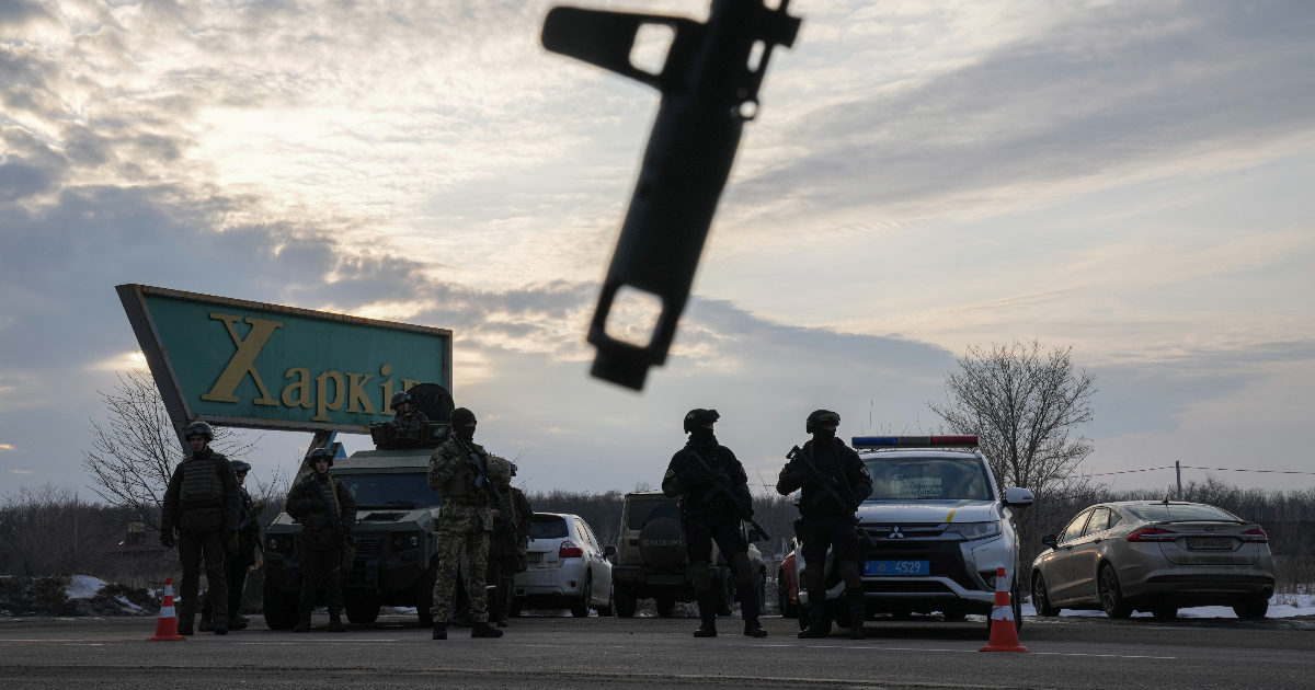 Ucraina, il G7: “Mosca ritiri le truppe dai confini”. Due soldati uccisi, colpi di mortaio contro il ministro di Kiev in visita sul fronte dell’Est