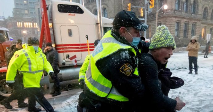 Protesta conto restrizioni Covid, la polizia arresta due leader