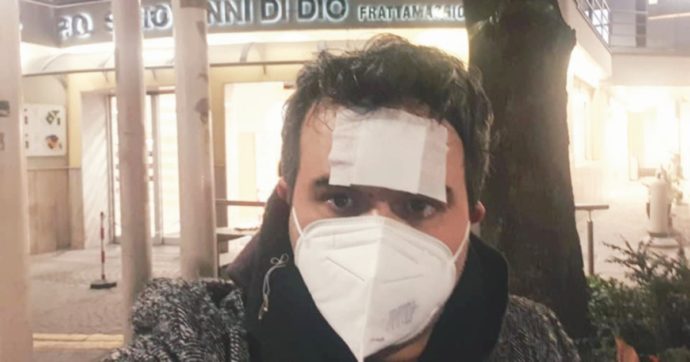 Prof rimprovera classe, i genitori lo aggrediscono