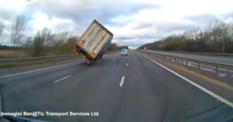 Copertina di Raffica di vento rovescia un camion in autostrada nel Regno Unito: gli effetti della tempesta Eunice – Video