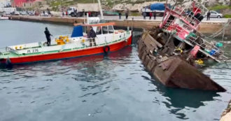 Copertina di Navi dei migranti abbandonate, per lo smaltimento l’Agenzia delle Dogane ricorre a un pontone di 2000 metri quadrati – Video