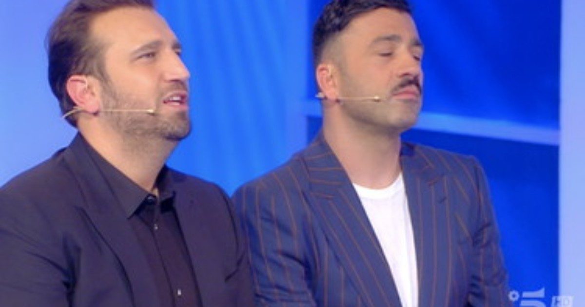 C’è Posta per Te, Raoul Bova chiama in diretta Pio e Amedeo: “Gli 8mila euro? Voi non mi avete pagato”. Imbarazzo in studio