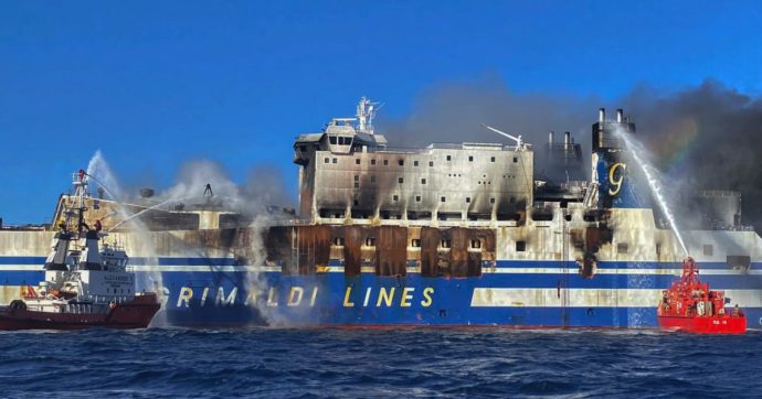 Incendio traghetto Grecia-Italia, salvo uno dei dispersi ma un altro è stato ritrovato carbonizzato. A Brindisi alcuni dei superstiti