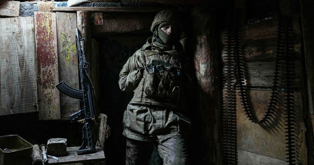 Ucraina, telefonata Macron-Putin di 2 ore. Mosca: “Ok al cessate il fuoco nell’Est ma a causare l’escalation sono le provocazioni delle truppe di Kiev”. Cbs: “I comandanti russi hanno ordine di invadere”