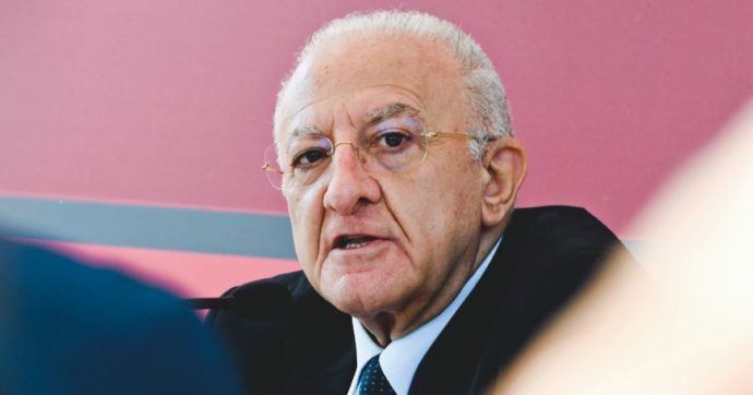 La Corte dei Conti: “4 vigili a leggere gli sms a De Luca”