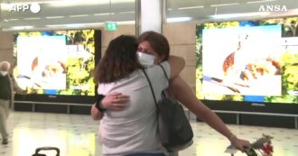 Copertina di L’Australia riapre le frontiere: i primi abbracci in aeroporto dopo due anni di restrizioni Covid – Video