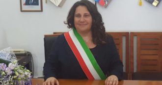 Copertina di Sabaudia, le accuse alla sindaca: “Lei a capo del sistema, tentò di accreditarsi come confidente dei carabinieri per depistare le indagini”