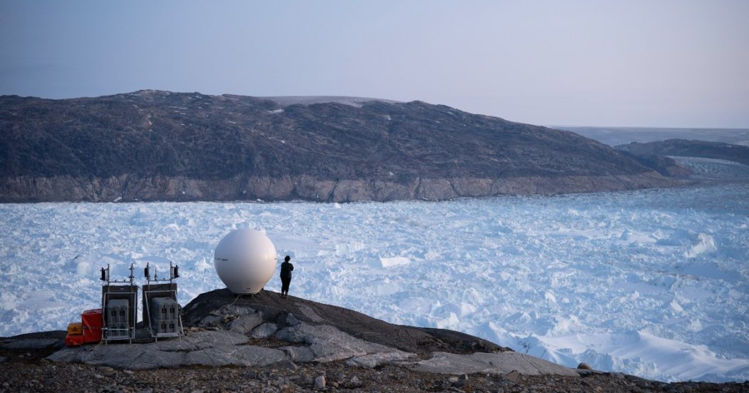 Groenlandia, la calotta glaciale si scioglie e crea la diga più grande del mondo: “Più energia idroelettrica delle 10 maggiori centrali del pianeta insieme”