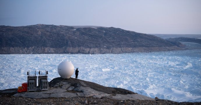 Groenlandia, gli iceberg hanno perso sei miliardi di tonnellate di acqua al giorno: “Si potrebbero riempire 7 milioni di piscine”