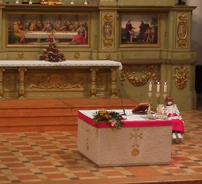 Don Matteo, il parroco che canta “Brividi” e “Apri tutte le porte” durante l’omelia: il video è virale, Gianni Morandi gli telefona