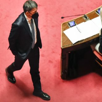 Copertina di Renzi come B., show in Senato col Pd scudo umano: il Fatto di domani 23 febbraio