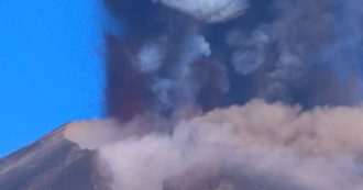 Copertina di L’Etna erutta di nuovo: la nube vulcanica è alta più di 10 chilometri. Ecco le spettacolari immagini – Video