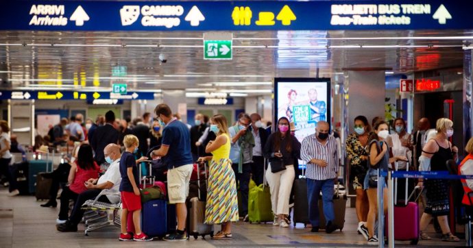 Caos voli, oggi il tavolo per scongiurare altri scioperi: “Se proseguirà anche in agosto, sono a rischio 1,2 milioni di passeggeri”