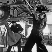 <caption>Alcuni operai ripresi durante una fase di costruzone di un aereo, nello stablimento Caproni di Predappio (Forli).</caption>1940