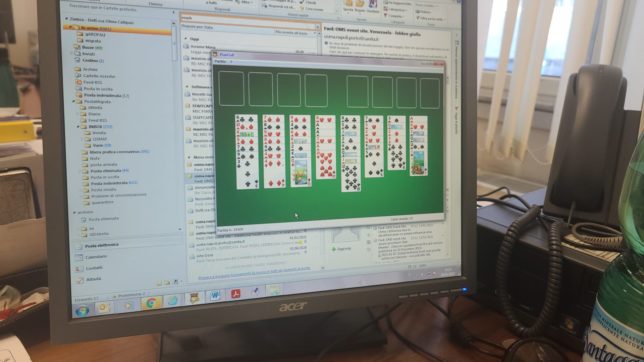 L’infettivologa parcheggiata in ufficio: “Dovrei stare in prima linea contro il Covid ma lotto contro il solitario al pc”. Ricorso al ministero