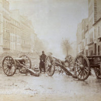 <caption>Cannoni in prossimità della barricata eretta dai comunardi a Porte Saint Ouen a Parigi</caption>1871