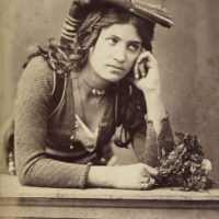 <caption>Ritratto femminile, la brigantessa Michelina di Cesare (attr.), in abiti tradizionali di Sonnino, Latina</caption>1875 ca.