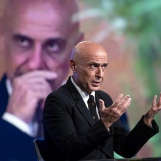 Copertina di Firenze umiliata dal tappeto rosso per Marco Minniti